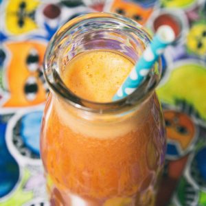 Suco, vitaminas, frutas... A dieta crudívora é um rico mundo de nutrientes. Imagem de suco em garrafa