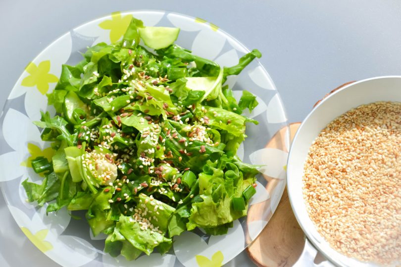 Imagem de prato com saladas e grãos