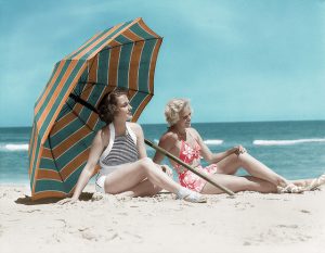 Imagem de pessoas tomando sol na praia