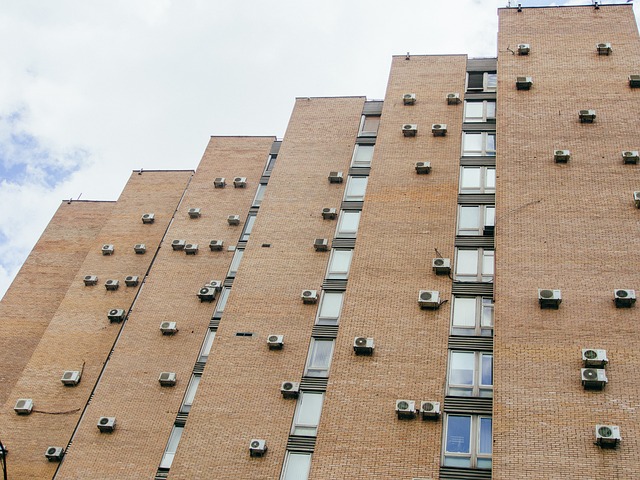 Imagem da fachada de um prédio alto em Barcelona