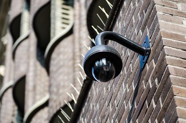 Câmera de vigilância instalada na rua