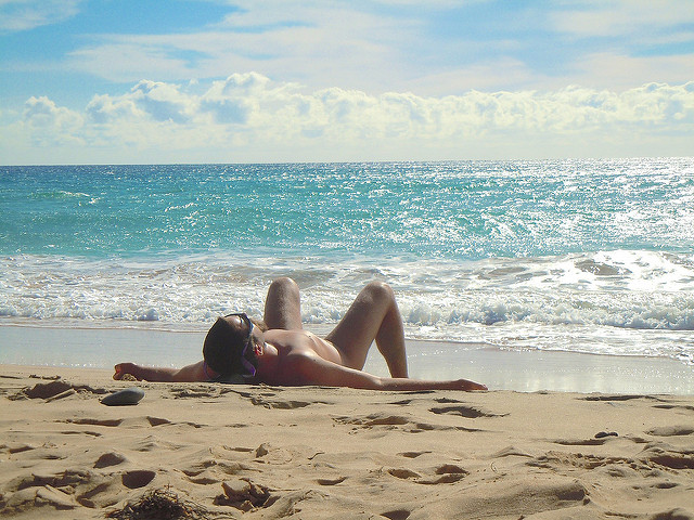 Pessoas na praia de nudismo podem ficar à vontade, sem preocupação