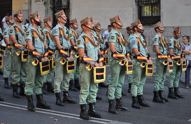 Pessoas uniformizadas celebrando o dia da hispanidade