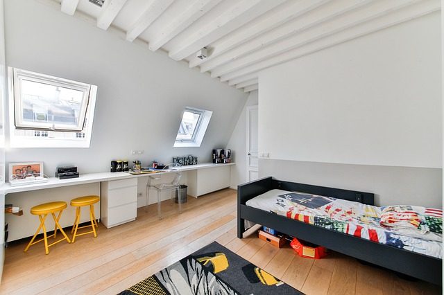 Um quarto bem decorado e confortável