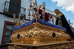 Imagem de passeata religiosa em época natalina