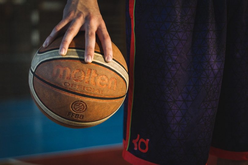 Jogo De Basquete Com Bola Uma Criança Pequena Jogando Basquete