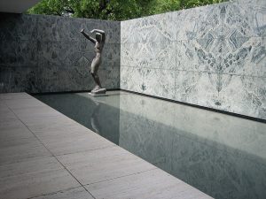 Imagem de uma estátua no Pavilhão Alemão de Barcelona