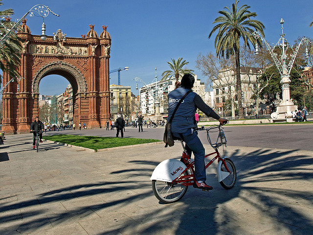 Ciclista passeando pelo Arco do Triunfo, Barcelona