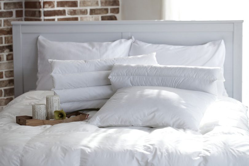 Imagem de edredons brancos sobre cama