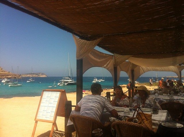Bar em frente ao mar