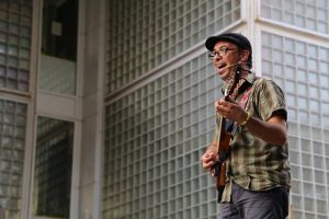 Dia Mundial da Alegria - artista cantando