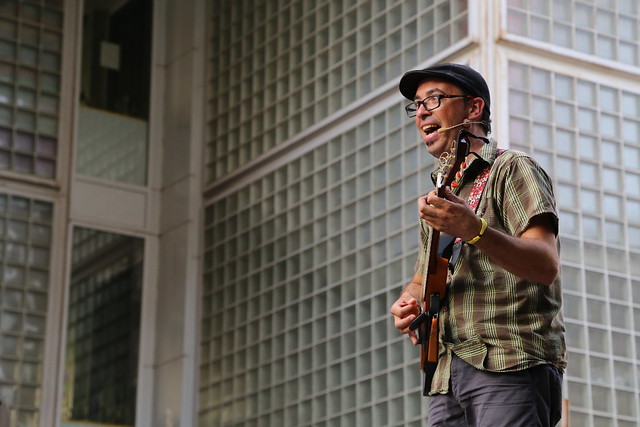 Dia Mundial da Alegria - artista cantando