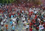 Pessoas celebrando - Festival de Sants