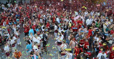 Pessoas celebrando - Festival de Sants