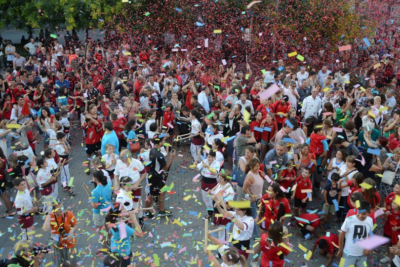 Pessoas celebrando - Festival de Sants