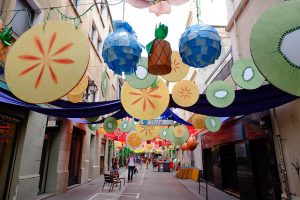 bairro de Gràcia enfeitado com tiras para as festas tradicionais