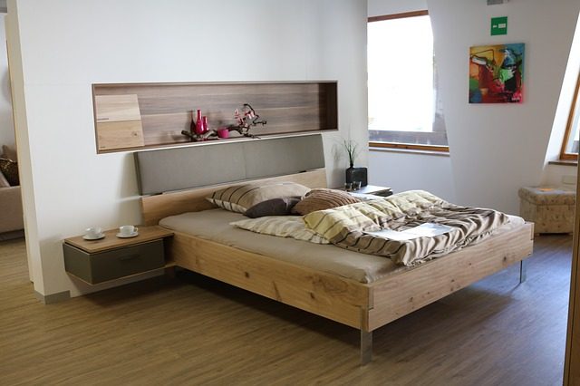 cama no quarto - apartamento turístico em Barcelona no verão