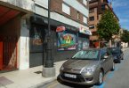 Carro cinza estacionado numa zona azul de Barcelona
