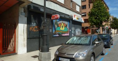 Carro cinza estacionado numa zona azul de Barcelona