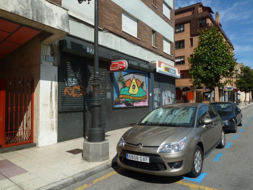 Carro cinza estacionado numa zona azul de Barcelona
