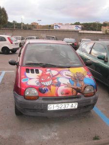 Carro estacionado em uma zona azul de Barcelona