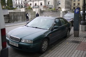 Carro estacionado em zona azul, ao lado de uma calçada