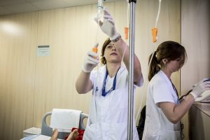 Duas médicas trabalhando em uma sala do hospital