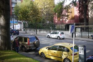 Fila de carros em estacionamento de zona azul em Barcelona