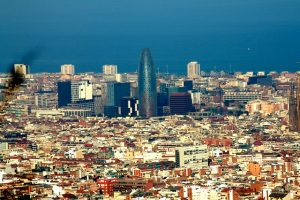 Imagem panorâmica da cidade de Barcelona, com o mar ao fundo