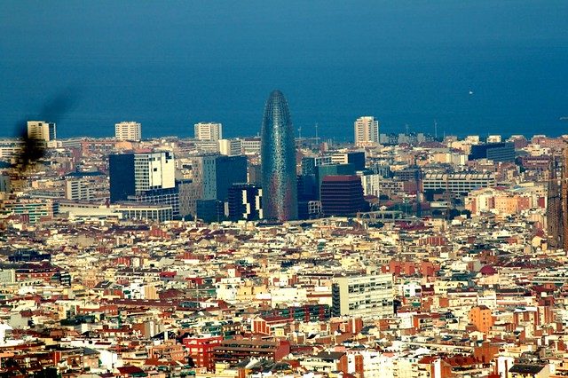Imagem panorâmica da cidade de Barcelona, com o mar ao fundo