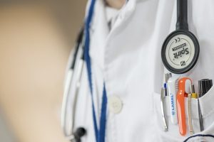 Médico com roupa branca e estetoscópio