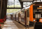 Trem se deslocando por uma estação em Barcelona