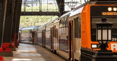 Trem se deslocando por uma estação em Barcelona