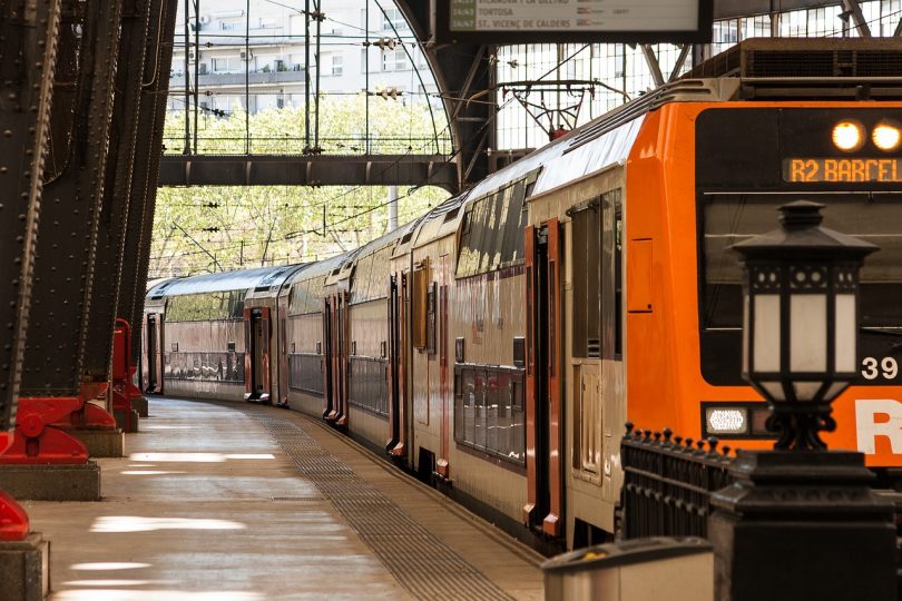 Trem se deslocando por uma estação em Barcelona