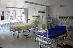 Três camas em sala de internação de hospital