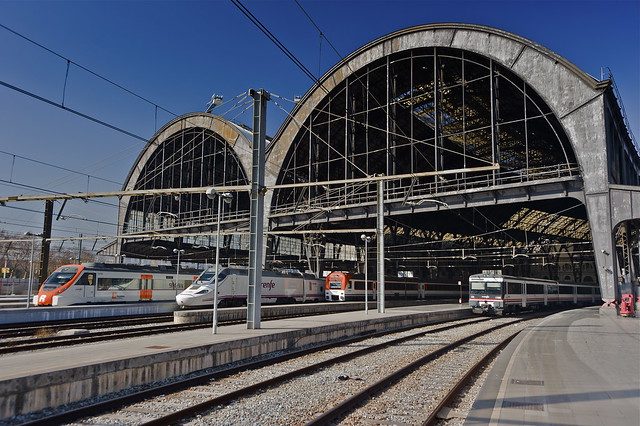 Três trens saindo de uma estação em Barcelona