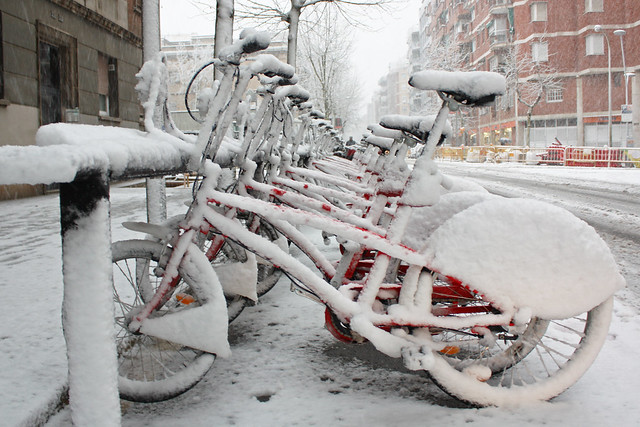 Bicicletas públicas cobertas pela neve em Barcelona