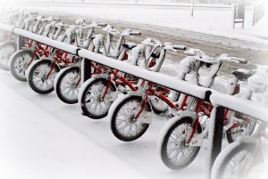 Imagem de bicicletas em Barcelona cobertas de neve