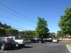 Imagem de carros estacionados ao ar livre