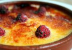 Imagem de crema catalana com frutas na camada