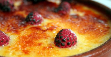 Imagem de crema catalana com frutas na camada