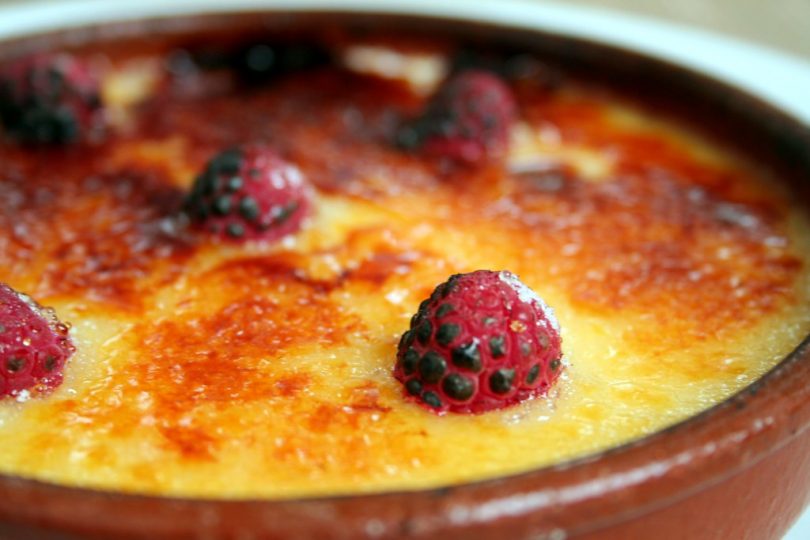 Imagem de crema catalana com frutas na camada