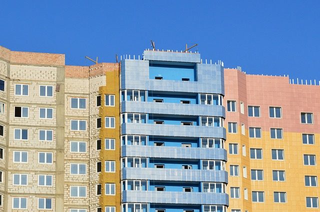 Imagem de edifício com cores distintas