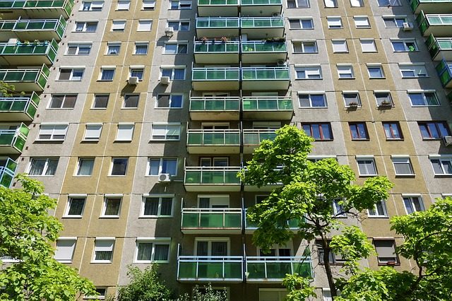 Imagem de edifício com pequenas árvores na frente