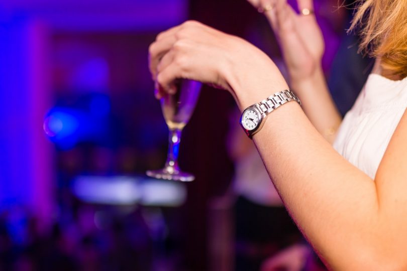 Imagem de mulher em uma festa com bebida na mão