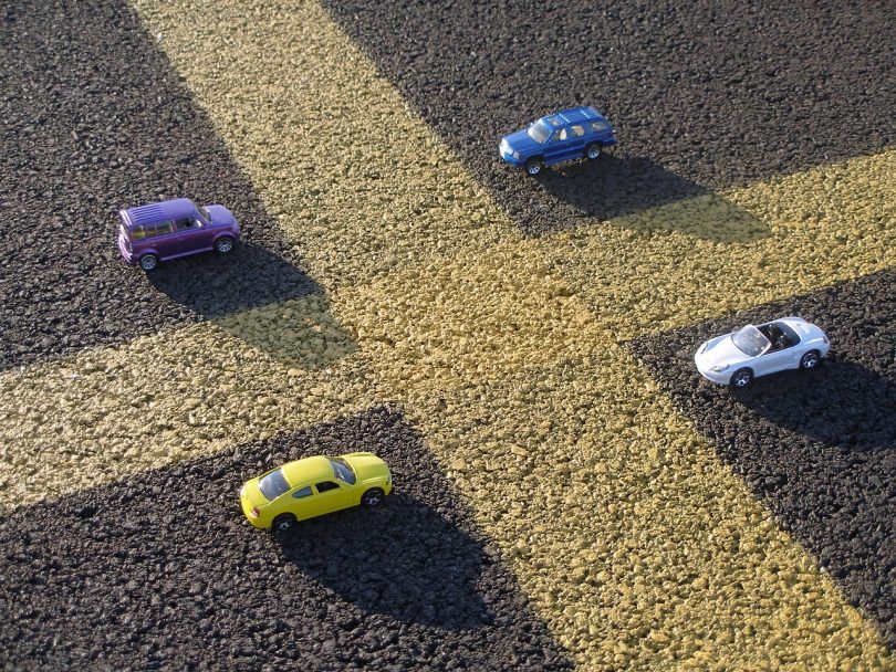 Imagem de quatro carros em miniatura estacionados