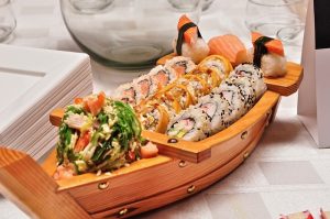 Imagem de sushi em barquinho de madeira pequeno - sushi boat