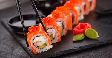 Imagem de uma porção de sushi