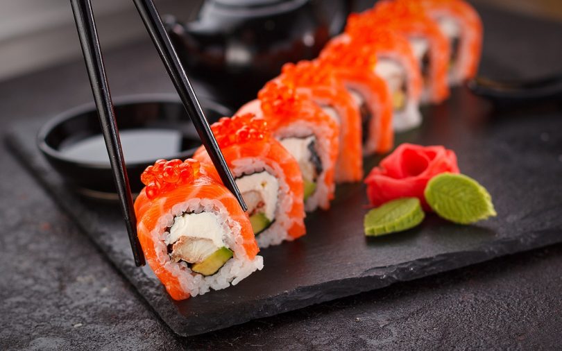 Imagem de uma porção de sushi