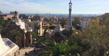 Imagem do Parc Güell em dia ensolarado